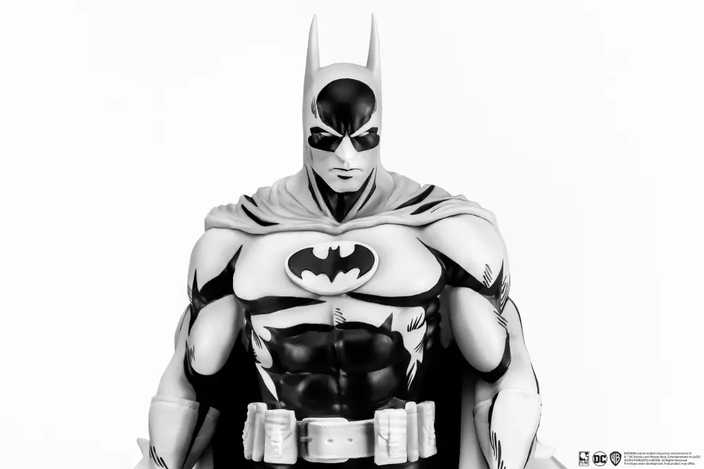 DC HEROES - Batman "Version Blanc & Noir" - Statuette 1/8 27cm